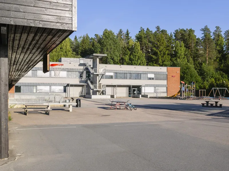 Løvenstad skole med skolegården.
