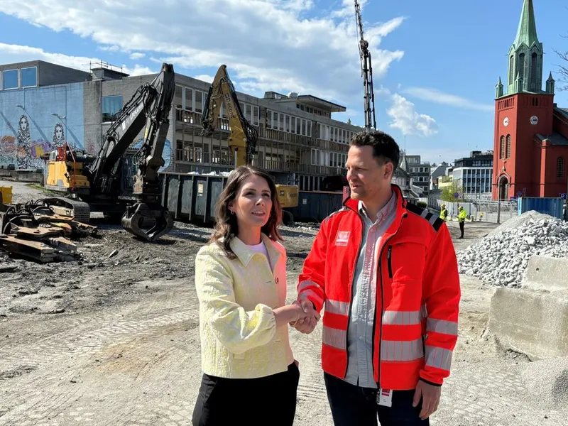 F.v.: Daglig leder Tonje Rosenvold i i SVG Property og distriktsleder Bendik Aarstad i Veidekke Bygg Rogaland. Foto: Veidekke