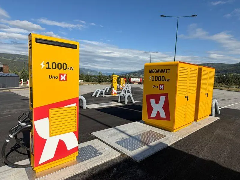 Hurtilglading for tungbiler i Vinstra vegpark ved E6 i Gudbrandsdalen. (Foto: Uno-X Mobility Norge)