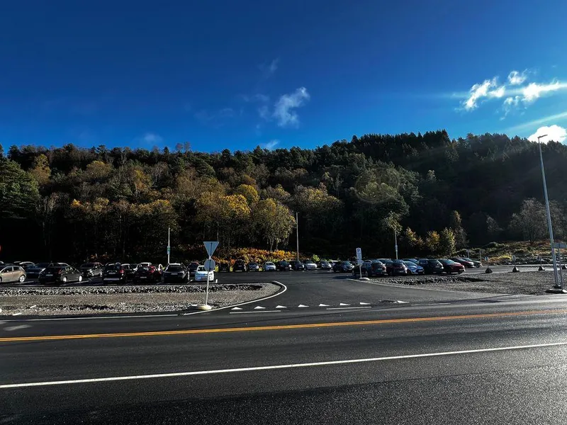 Bildet viser innfartsparkeringen på Storavatnet som åpnet i juli i år. Den nye, midlertidige bussterminalen ligger på motsatt side av veien fra innfartsparkeringen.