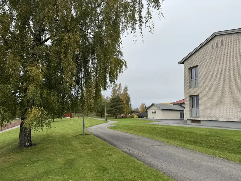 Modulbygget vil plasseres her, bak auladelen av ungdomsskolen, langs gangveien som går mot Venslivegen.