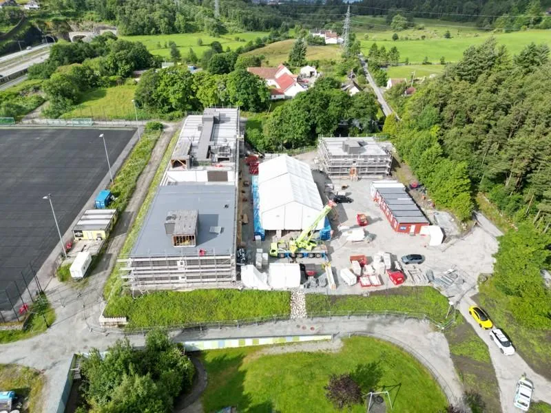 Byggeplassen for den midlertidige Vaulen skole, juni 2025. 