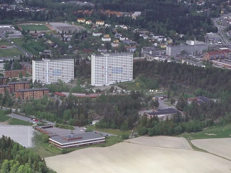 Skårersletta 50 ligger bak høyblokkene på bildet. Metro-sentret til høyre. Foto: NTB Scanpix.