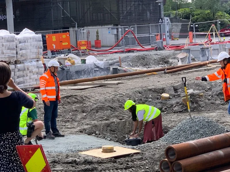 Byrådsleder Lubna Jaffery legger ned grunnsteinen til BIRs nye bossnetterminal og hovedkontor.