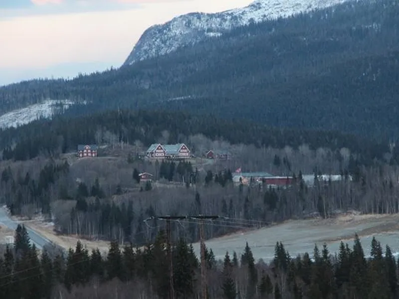 Drevjamoen leir ligg tre mil nord for Mosjøen i Vefsn kommune. Leiren vert disponert av Sør-Hålogaland Heimevernsdistrikt 14 og Forsvarets logistikkorganisasjon.