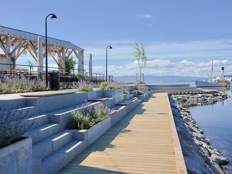 Fra Strandgateparken kommer du nå rett ut på promenaden og videre til Solplassen.
