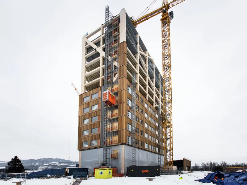Bilde av Mjøstårnet som blir bygget
