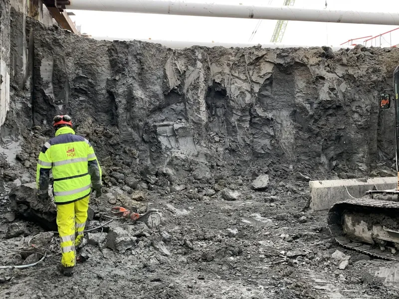 Ved å optimalisere kalksementstabilisering i byggegropa og slik redusere bruken av bindemiddel, ble kostnader og klimagassutslipp redusert med cirka 40 prosent. Foto: NGI.