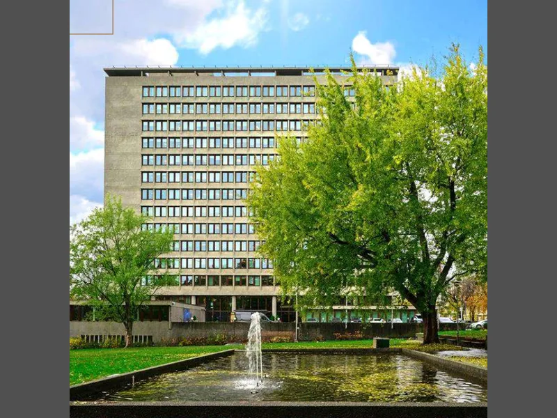 Høyblokken i BA2 ble reist i 1960. Her sett fra den tilknyttede Hydroparken. (Foto: Wikimedia Commons)