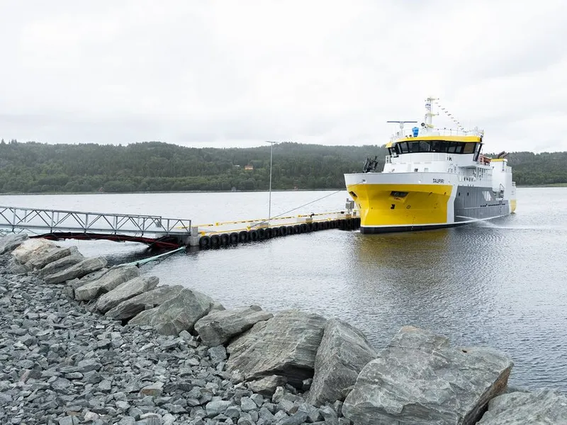 Laksen fraktes fra bløggebåten inn i fabrikken.