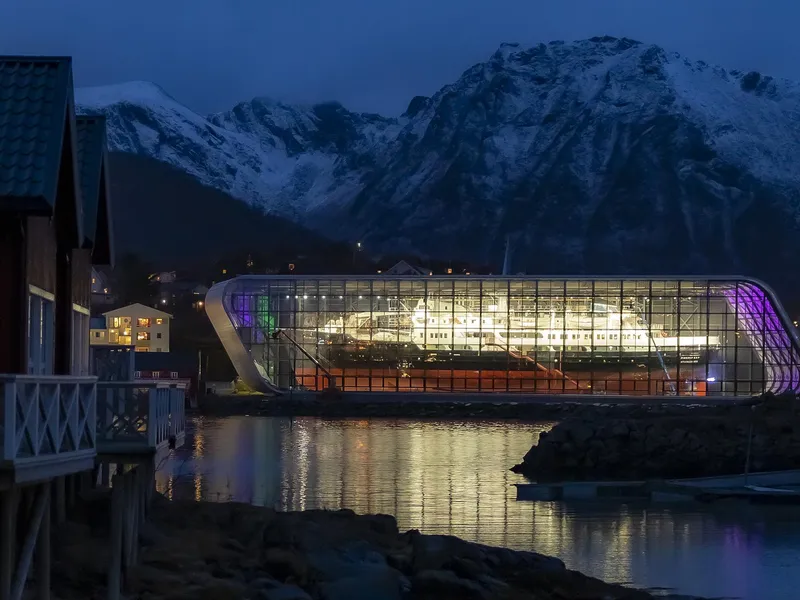 Signalbygg i glass og stål innkapsler Hurtigruteskipet. Foto