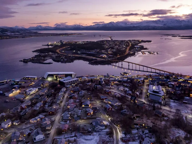 Oversikt over Stokmarknes, med Hurtigrutemuseet ved vannkanten. Foto