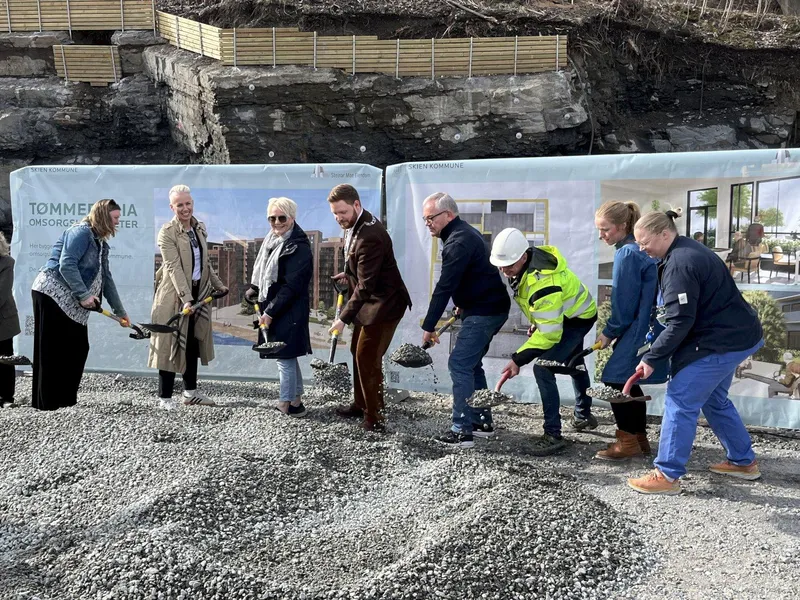 Personer som løfter grus med spader
