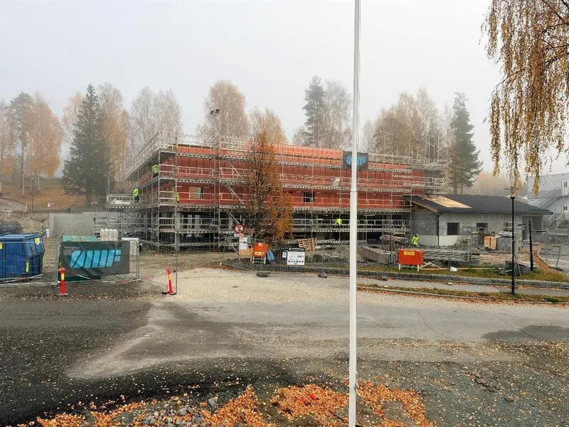 Et skolebygg under oppføring - Klikk for stort bilde