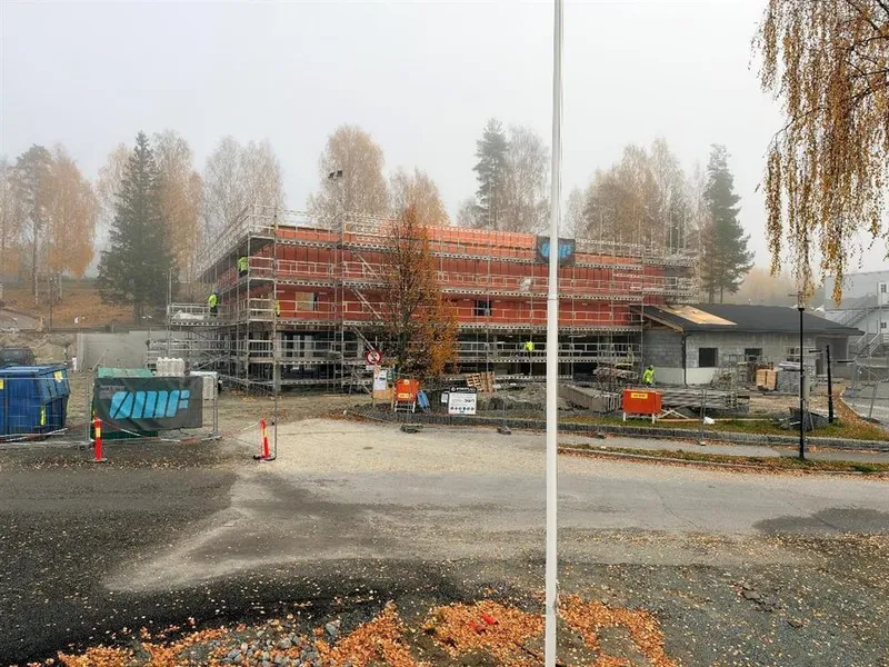 Et skolebygg under oppføring - Klikk for stort bilde