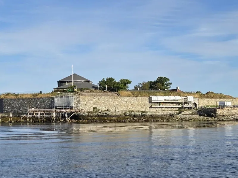 Munkholmen i Trondheimsfjorden har fungert som både rettersted, kloster, festning, fengsel og forsvarsanlegg. Foto: Statsbygg.