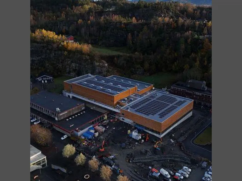 Luftfoto av byggeplassen med store bygg