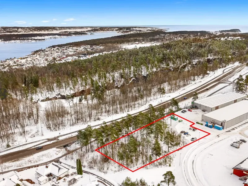 Et dronebilde over Grasmyr deer næringsområdet er merket inn med rødt. - Klikk for stort bilde