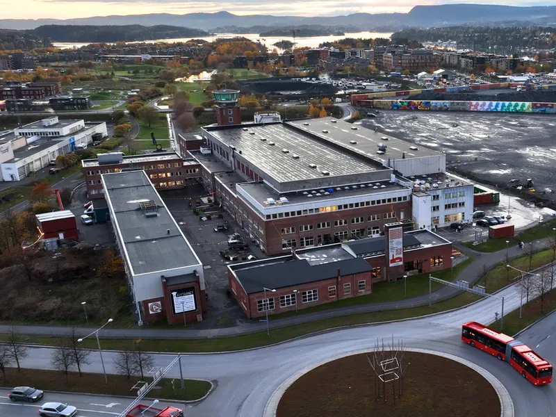 På den game hovedflyplassen på Fornebu bygges det tidligere radioverkstedet om til nye lokaler for Fornebupiloten (nærmiljøsentralen) og en ny stor ungdomsklubb.