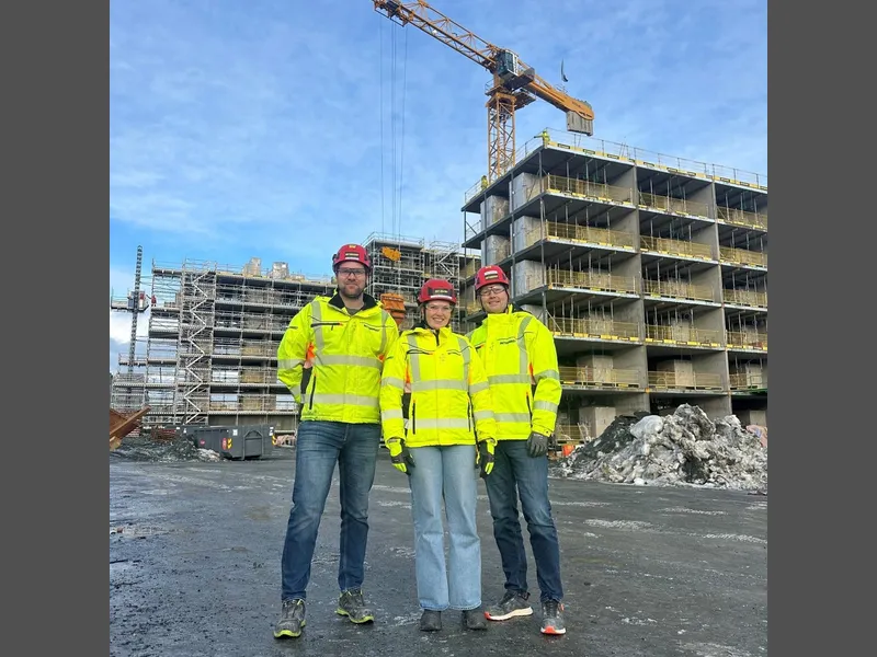 Deler av prosjektteamet foran bygg A og B. Til sammen skal det oppføres fire bygningskropper. Fra venstre prosjektleder Rune Furseth, prosjektingeniør Sara Horghagen og prosjektsjef Kim Johansen. Foto: Betonmast