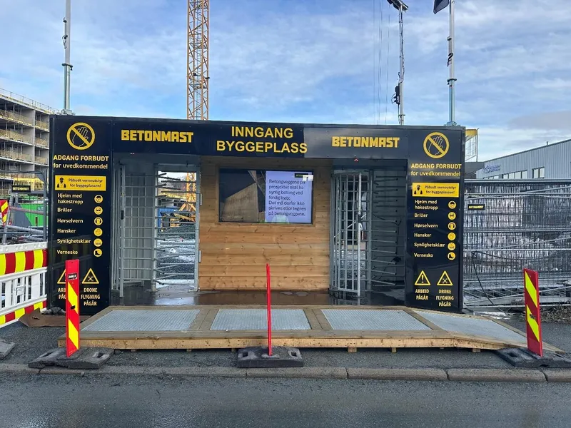 Foto av ombygd konteiner til inngangsparti