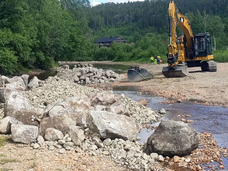 Elvestein og gytegrus legges ut i Oksdøla for å gjenskape naturlige leveområder for laks og sjøørret.