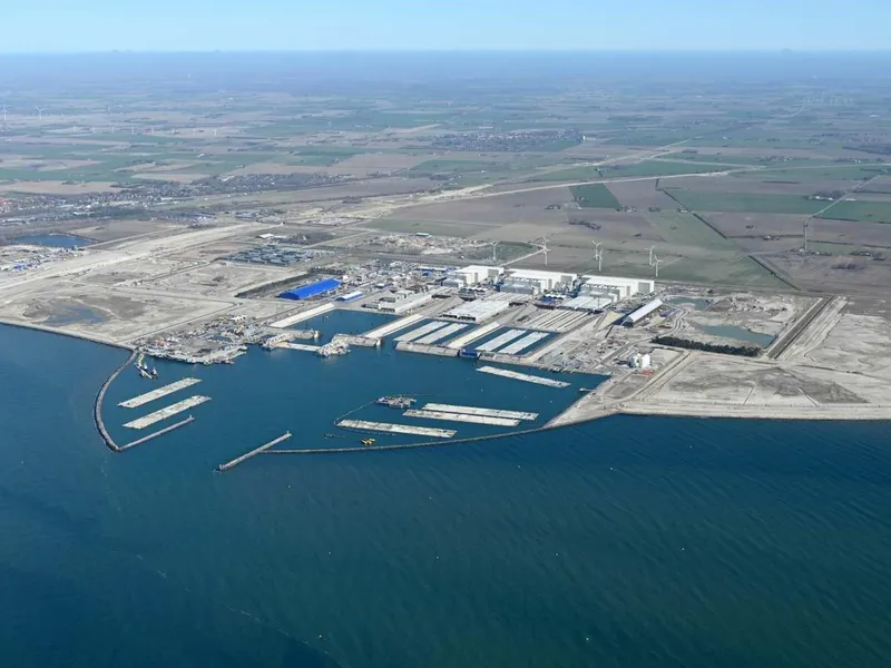 Det fjerde tunnelelementet er på plass. Slik så det ut i Rødbyhavn i april der det hittil er støpt 16 standardelementer og tre spesialelementer til tunnelen. Foto: Sund & Bælt/Femern.com.