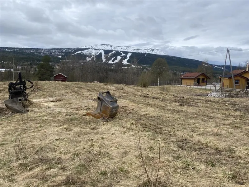 To gravemaskinskuffer på jorde - Klikk for stort bilde