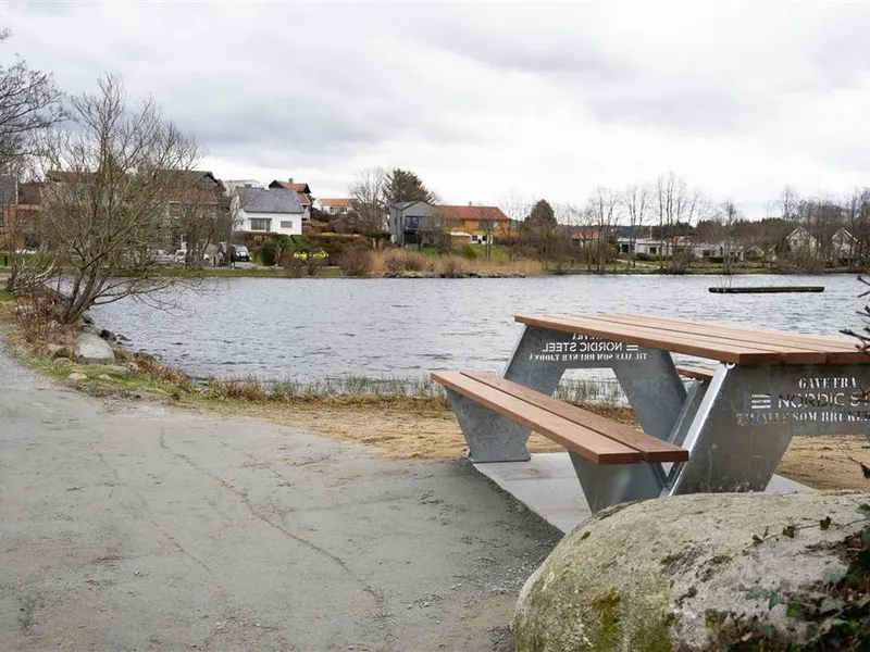 benk ved vatn - Klikk for stort bilete