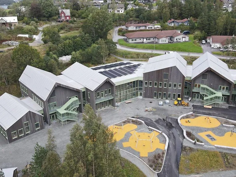 No er anleggsgjerdene tatt ned, og skuleområdet er ope for ålmenta. Det inkluderer også leikeapparata. (Foto: Kvinnherad kommune)