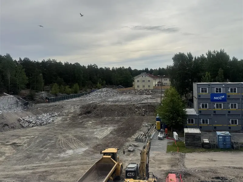 Stor byggeplass med brakkerigg. - Klikk for stort bilde