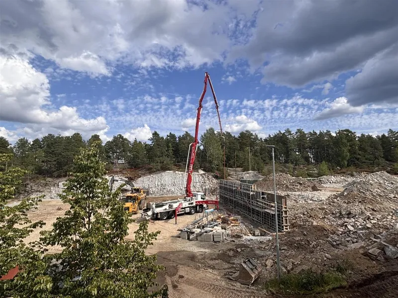 Stor byggeplass med gravemaskin og reisverk- - Klikk for stort bilde