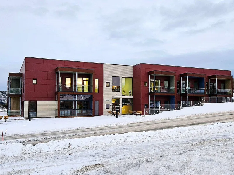 Moderne bygg i rød og hvitt farge
