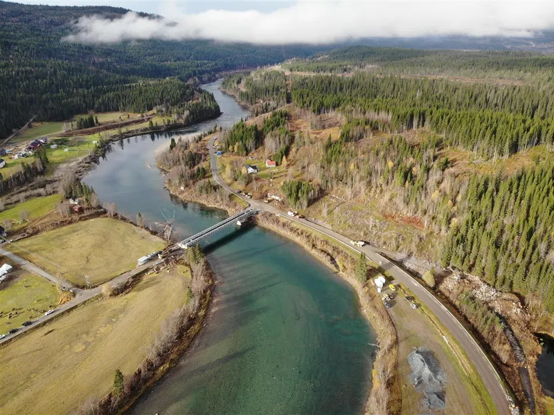 Elv med bru, veg, skogsområde. Dronefoto. - Klikk for stort bilde