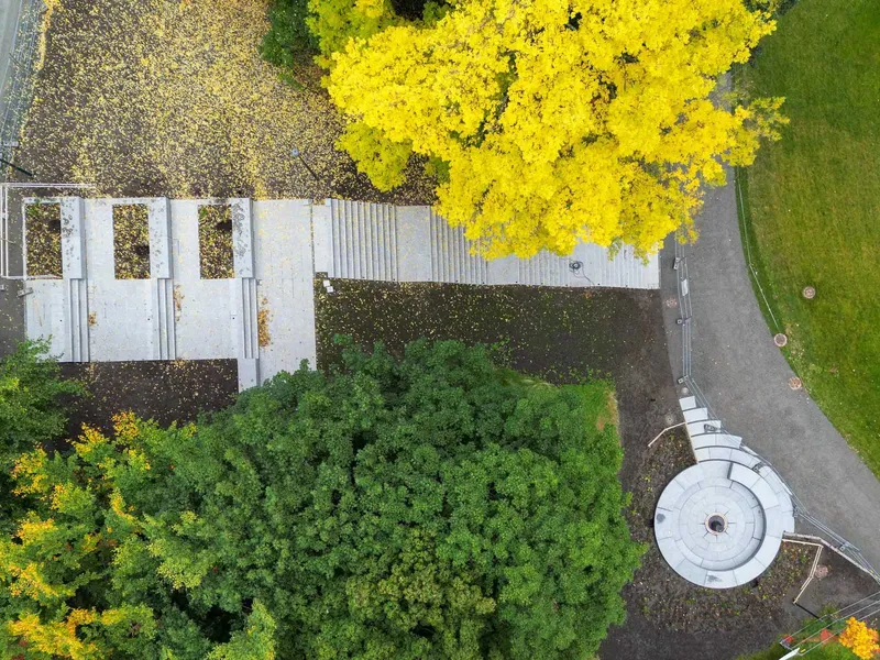 Dronebilde rett ovenfra som viser at det er benyttet norsk granitt i ny trappeforbindelse og i Olavskilden. Landskapsarkitektur.(Foto: Asplan Viak)