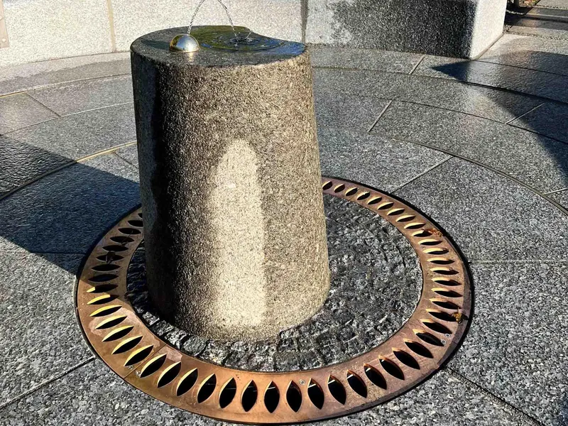 Detaljbilde av fontenen ved Olavskilden.