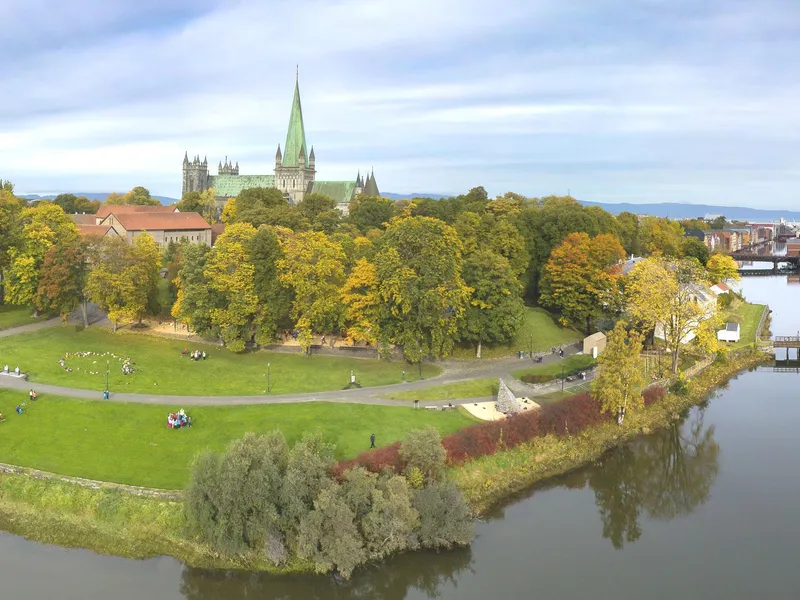 Dronebilde av Marinen, en mye brukt park i Trondheim sentrum. (Foto: Asplan Viak)