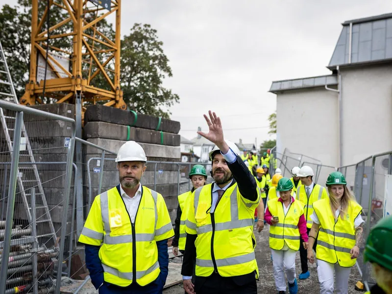 En gruppe arbeidere i gule vester