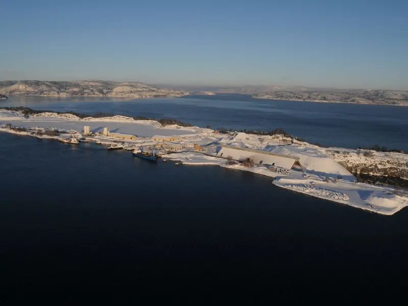 NOAH sitt anlegg på Langøya utenfor Holmestrand tar imot og behandler restprodukter fra over 200 industrikunder. Restproduktene behandles og lagres i tidligere kalksteinsbrudd. Avtalen innbefatter også nødvendig entreprenørarbeid rettet mot tilbakeføring av Langøya til ulike friluftsformål.Foto: NOAH