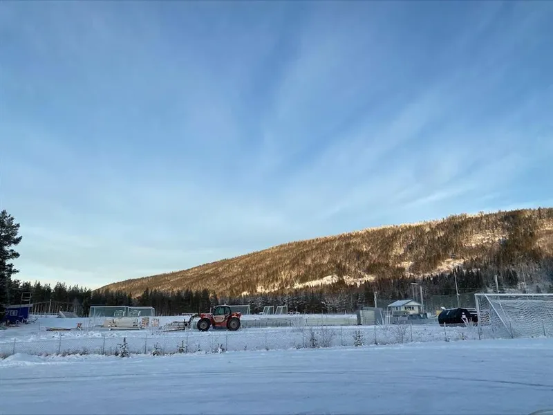 Traktor brøyter snø - Klikk for stort bilde