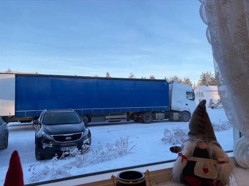 Lastebil sett fra vindu - Klikk for stort bilde
