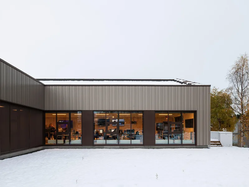 Eksteriørfoto av lokalene til NRK Tromsø på vinteren.