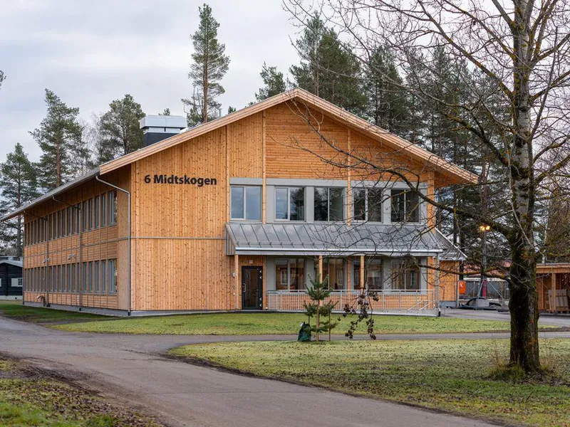 Fasade sett på avstand av kontorbygg Midtskogen Terningmoen