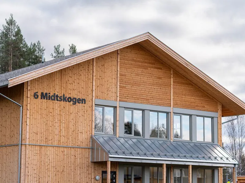 Øvre del av fasaden på kontorbygg Midtskogen