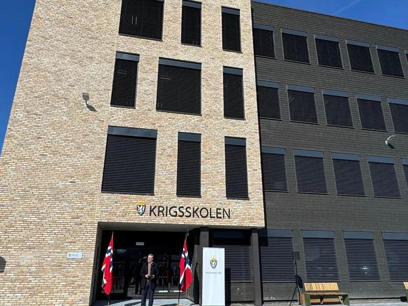 Det nye kontorbygget på Krigsskolen skal styrke både kapasitet og arbeidsforholdene for ansatte ved Krigsskolen. Foto: Forsvarsbygg.
