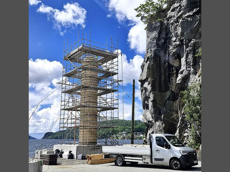 Her bygges fundamentet til det nye sjømerket i Ullerøysundet. Den prefabrikkerte betongkonstruksjonen skal senere fraktes ut og løftes på plass i sjøen.