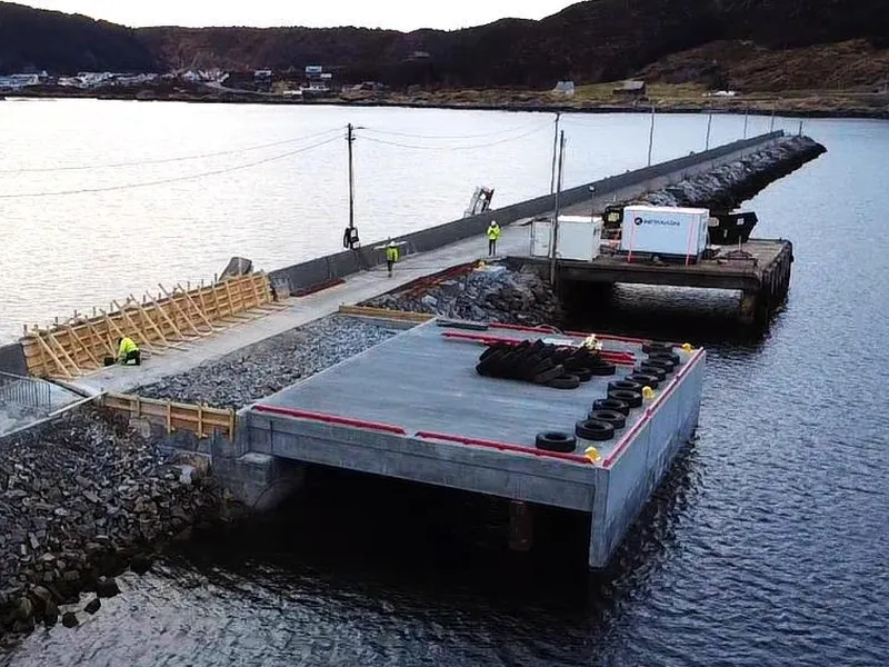 Kai i arbeid i Kvalsund - Klikk for stort bilete