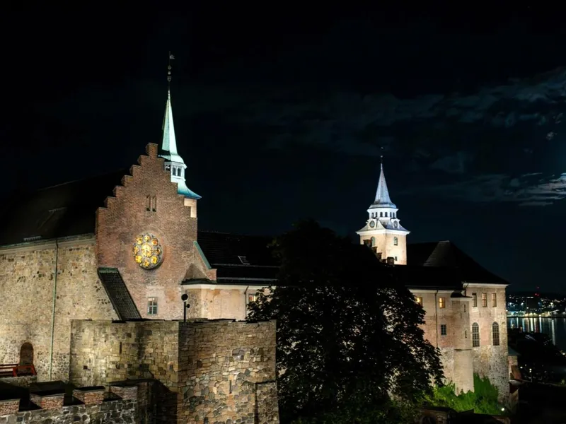 Det nye lysanlegget på Akershus festning er forventet å redusere strømforbruket med rundt 60 prosent etter at 252 armaturerer erstattet med 228 LED-lys. Foto: Fosvarsbygg.