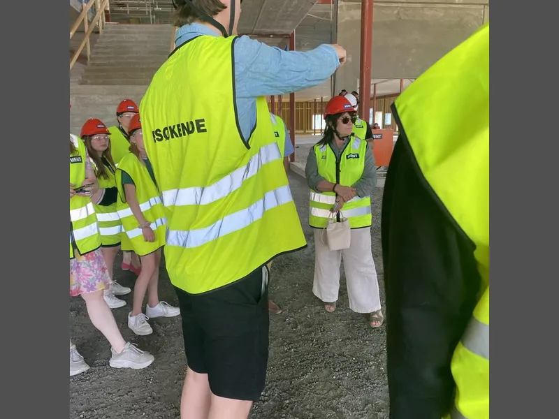 Personer på omvisning på byggeplassen for Åsnes barneskole - Klikk for stort bilde