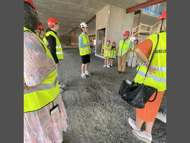 Personer på omvisning på byggeplassen for Åsnes barneskole - Klikk for stort bilde